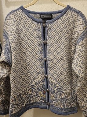 Dale of Norway Blue and Cream Patterned Wool